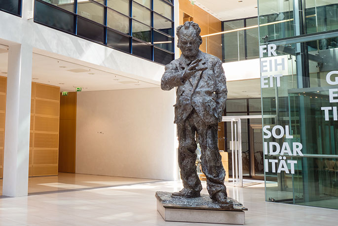 Willy-Brandt-Skulptur-Rainer-Fetting