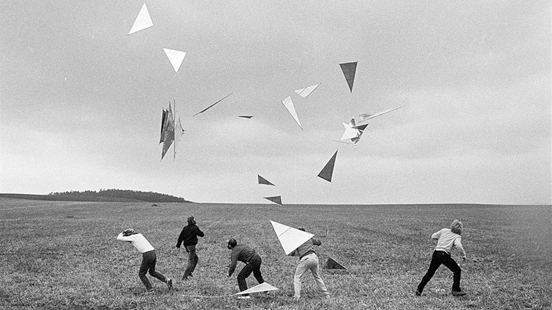 Drachen-Aktion beim Pleinair in Kolkwitz Rudolstadt © 1986 Lindenau-Museum Altenburg Archiv Ralf-Rainer Wasse