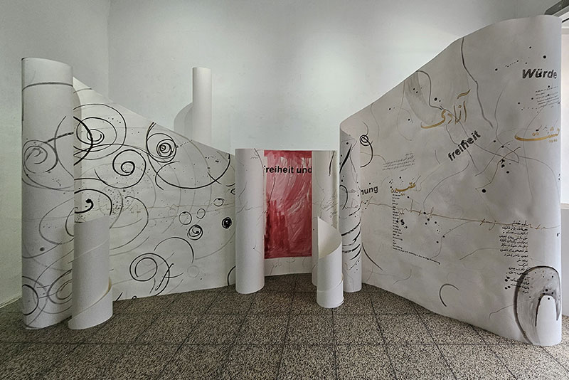 Es spielt eine Rolle... Papier Installation zum Thema allgemeine Erklärung der Menschenrechte Papier Tusche Acryl 2024 beschnitt © Zahra Zahedi